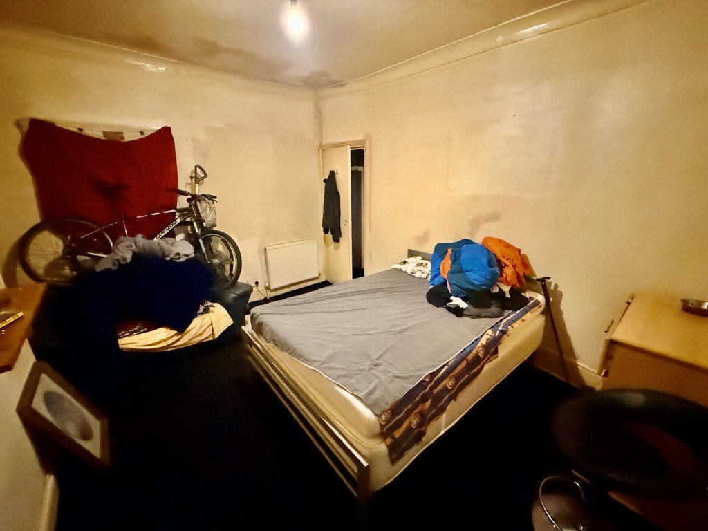 Lot: 32 - FREEHOLD BLOCK OF FLATS FOR INVESTMENT - Ground floor bedroom